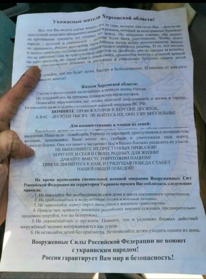 Russes distribuent tracts dans Kherson occupé pour collaborer