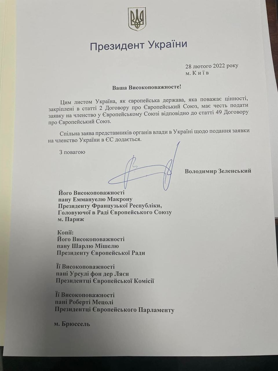 Zelenskyy signs fast-track EU membership request in military wear