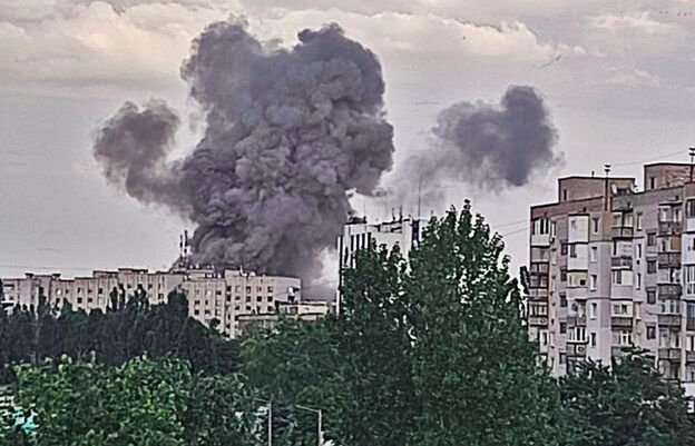 Powerful Explosions in Occupied Nova Kakhovka: Local Media Reports