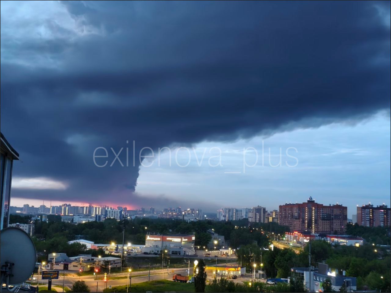 Russia bombs Kyiv homes, Ukraine strikes Ryazan oil facility