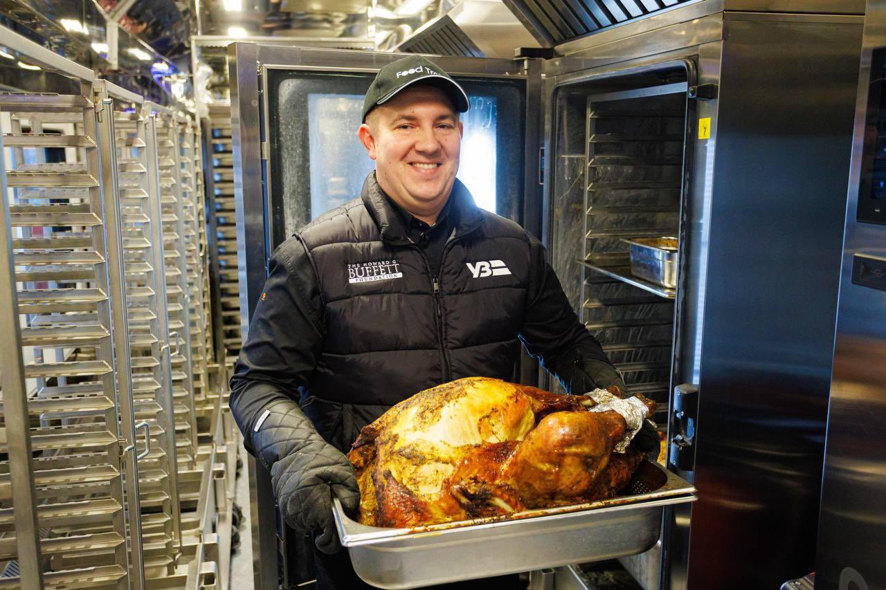 Ukraine Food Train serves Thanksgiving in Kharkiv despite Russian bombs
