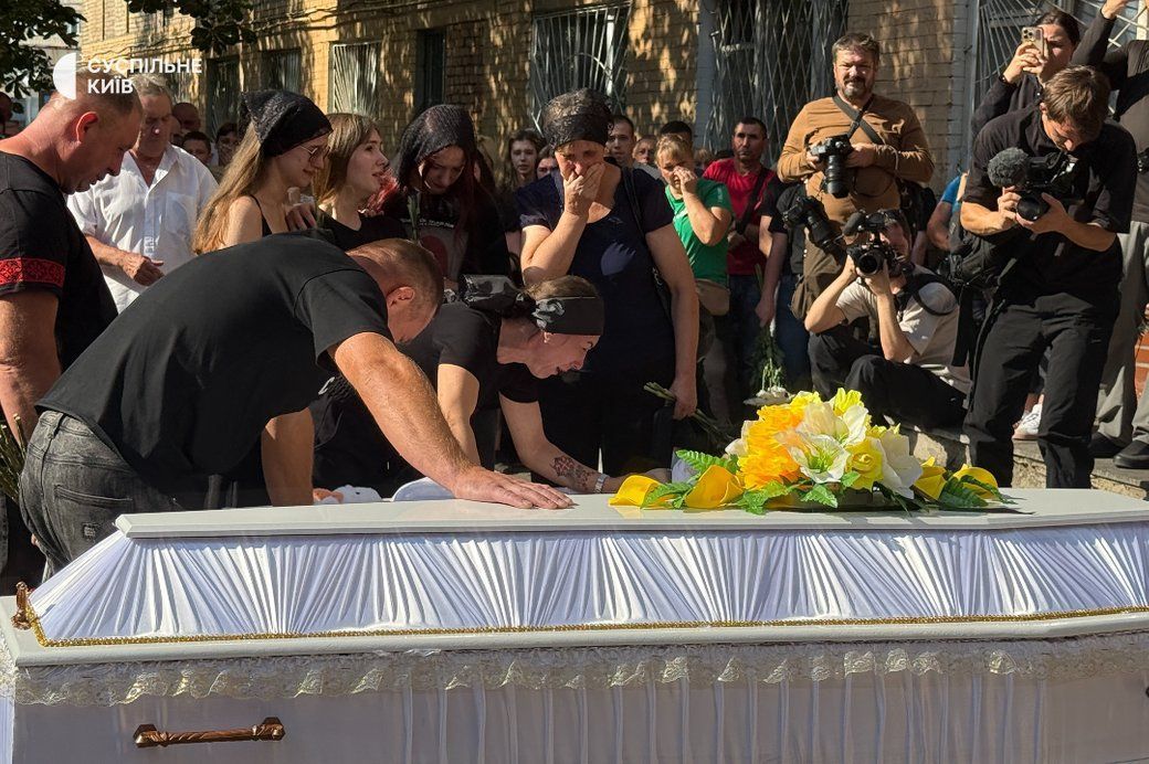 Kyiv mourns mother and daughter killed in missile strike