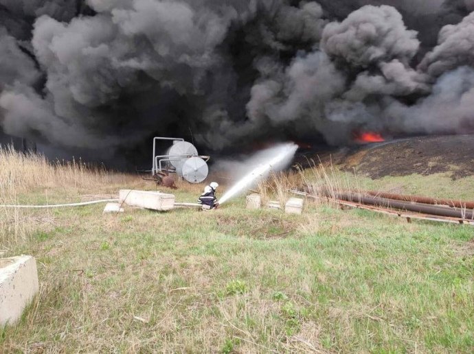 Russian troops bombard Lysychansk; refinery on fire