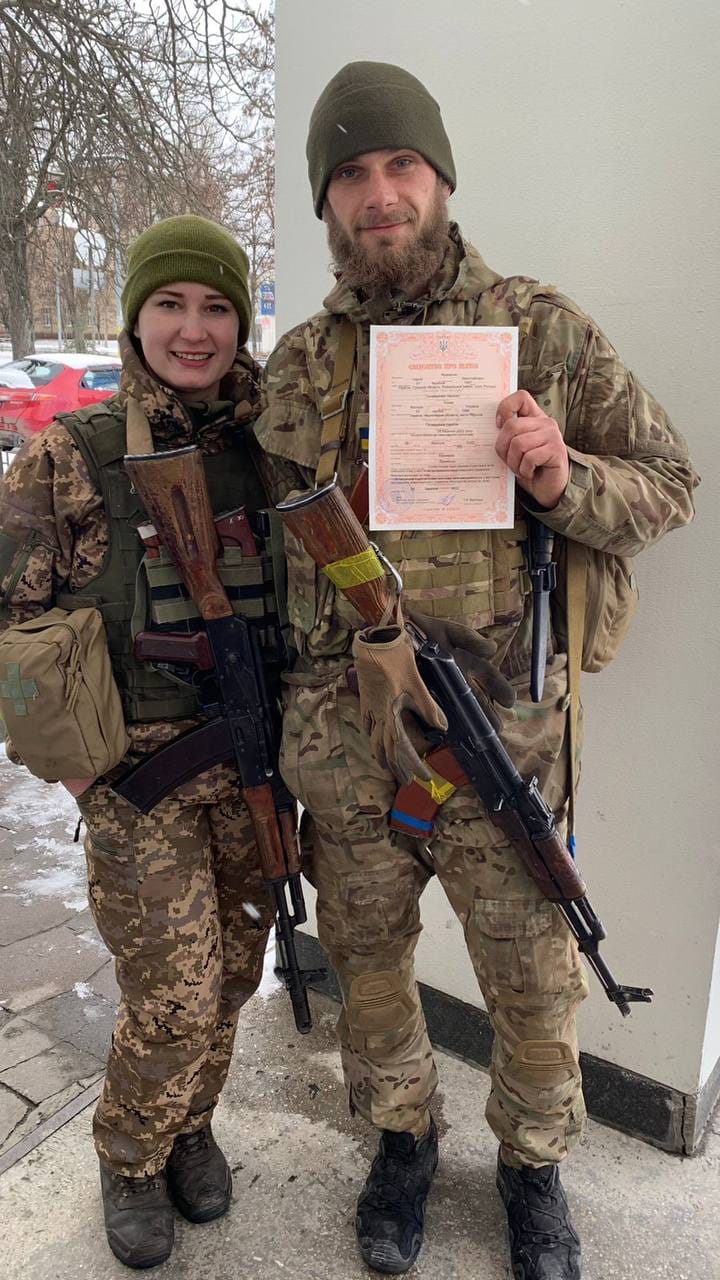 Mariage en temps de guerre pour deux soldats ukrainiens