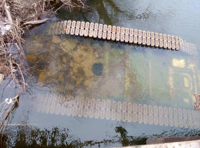 Rescuers recover sunken Russian tank with crew in Sumy Oblast