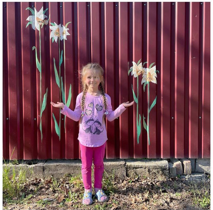 Canadian woman paints flowers on Bucha fences