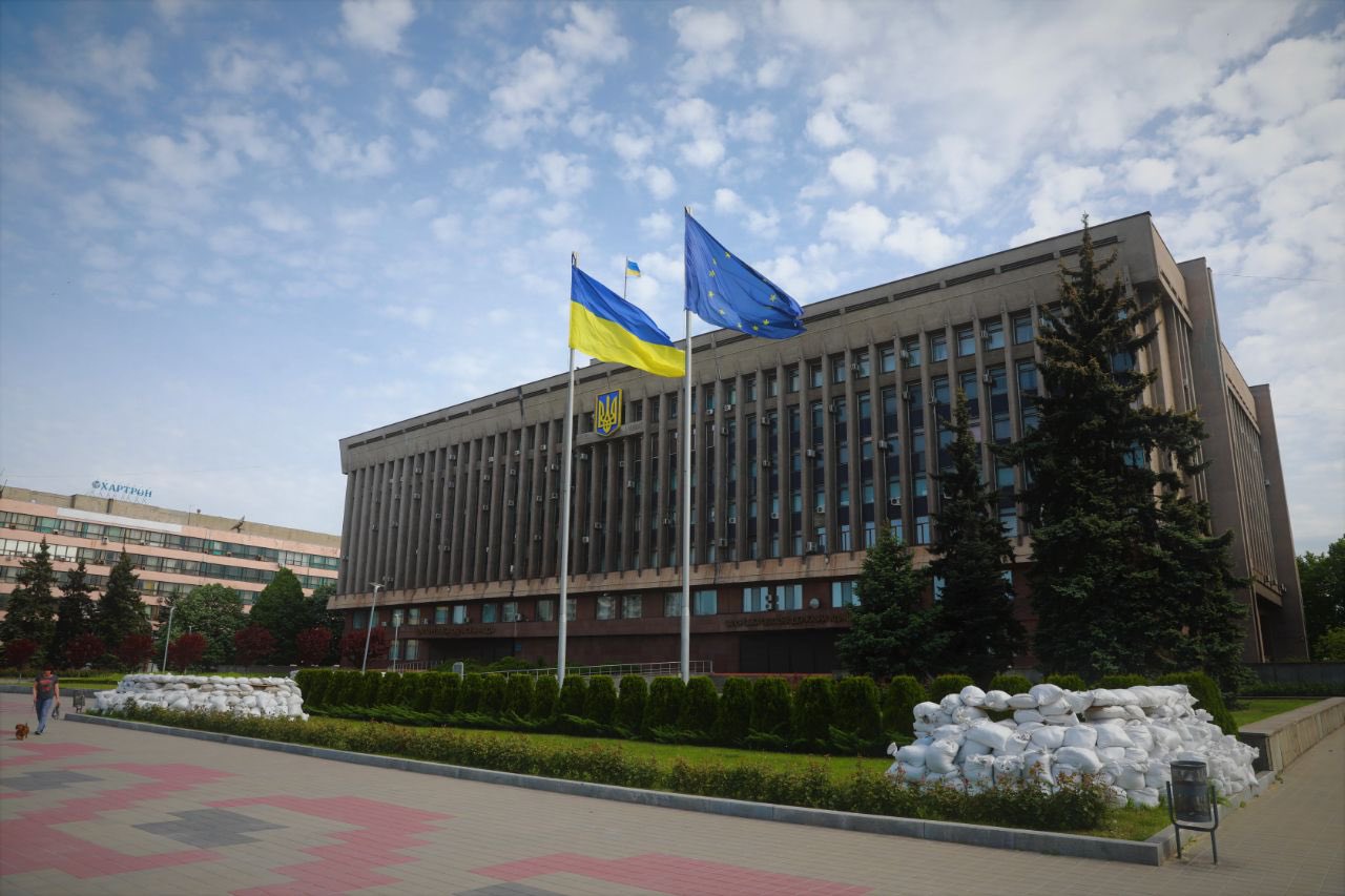 Defiant EU flag in Zaporizhia despite Russian rocket attacks