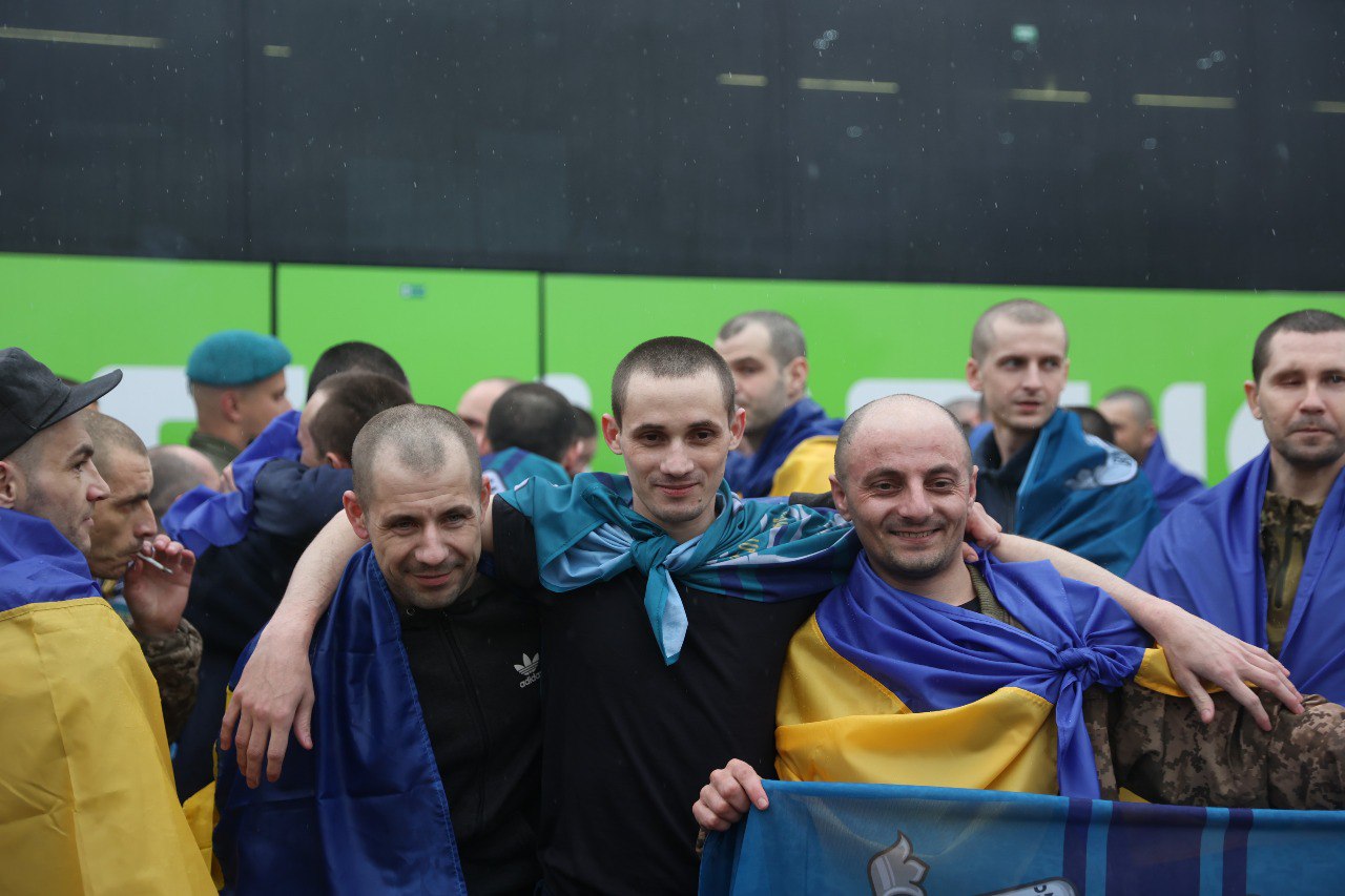 Ukraine repatriates 185 defenders and 20 civilians from Russian captivity