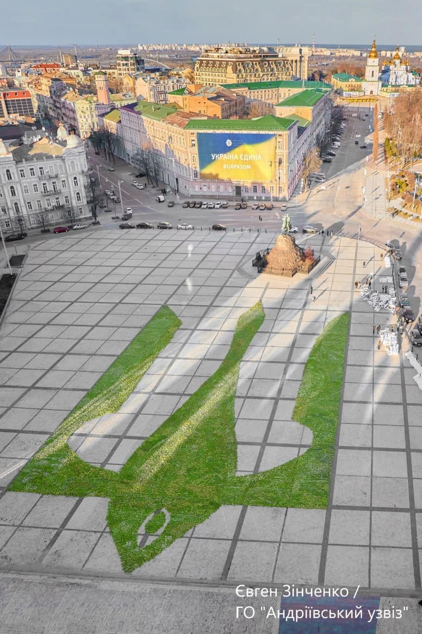 Giant tulip trident on Kyiv’s Sophia Square, sets Ukrainian record