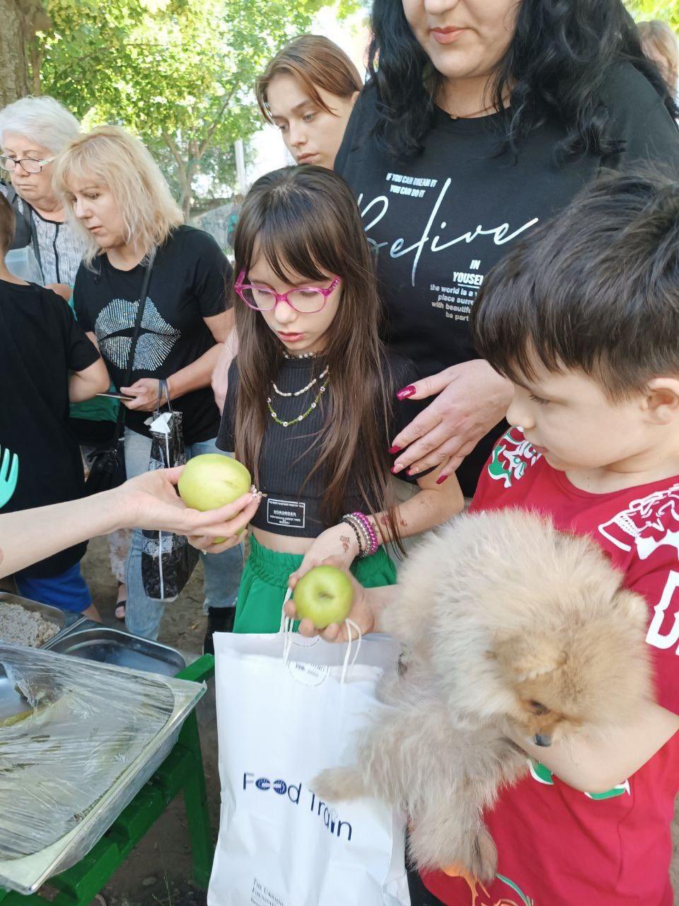 Ukrzaliznytsia Food Train provides treat bags for displaced children on Children’s Day