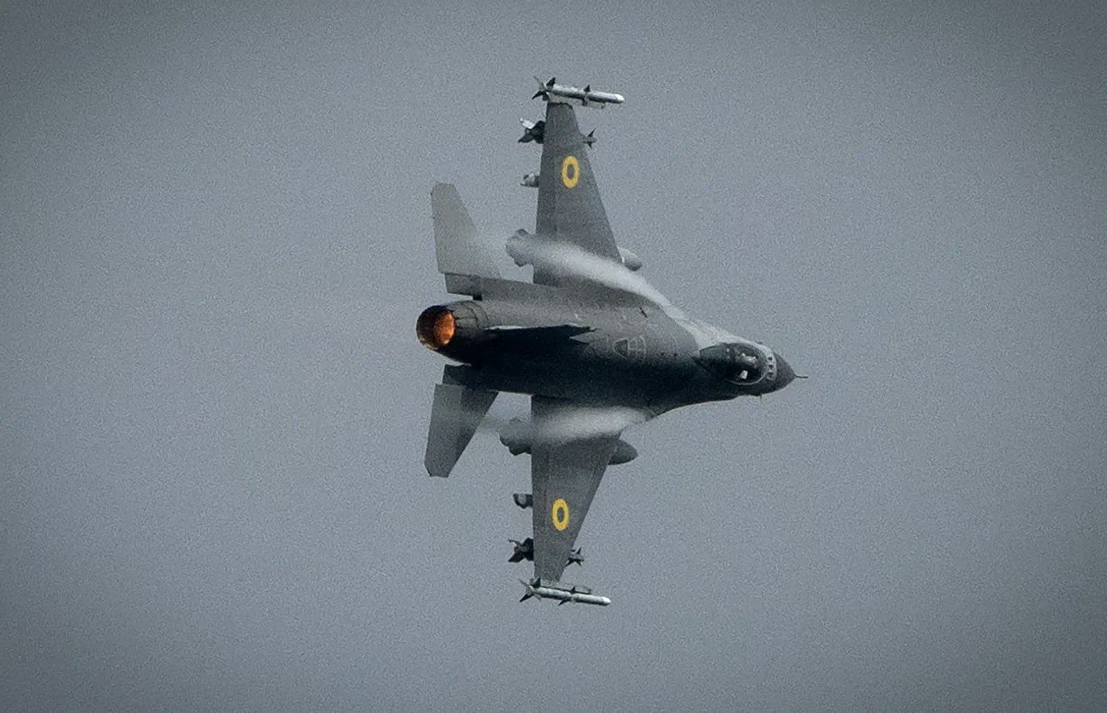 Ukraine needs 200 modern fighter jets