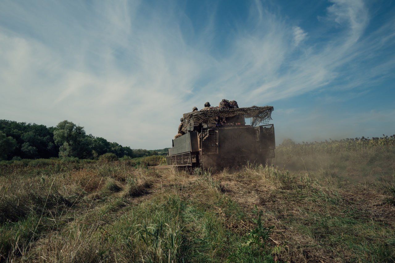 Ukrainian Khartia Brigade Bradley IFVs in combat against Russian forces