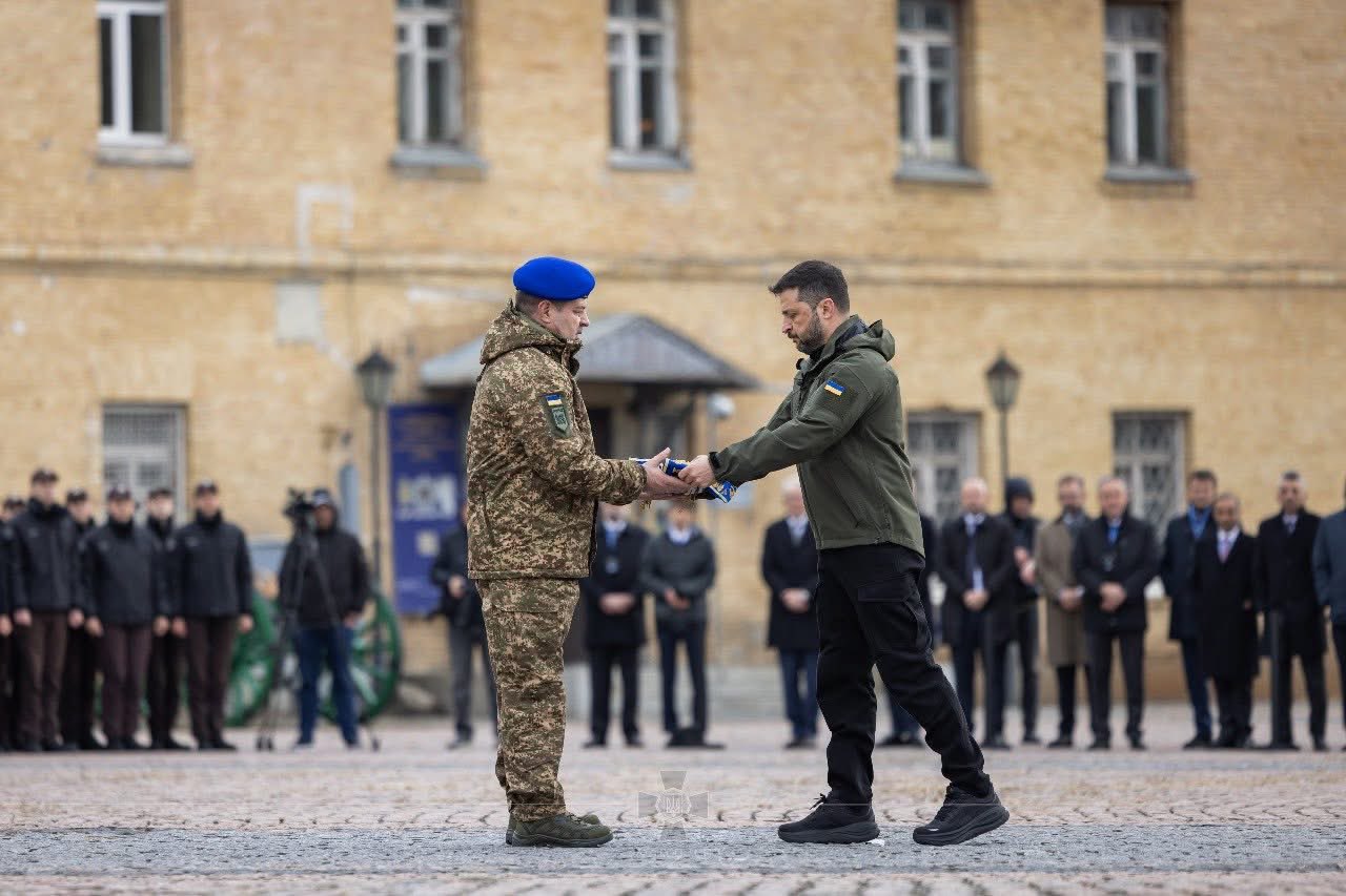 President honors Ukrainian National Guard units for courage in battle