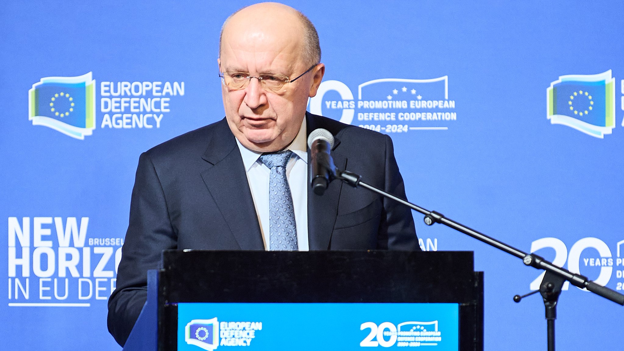 EU offers $40B Ukraine aid if no peace, bans Russian gas