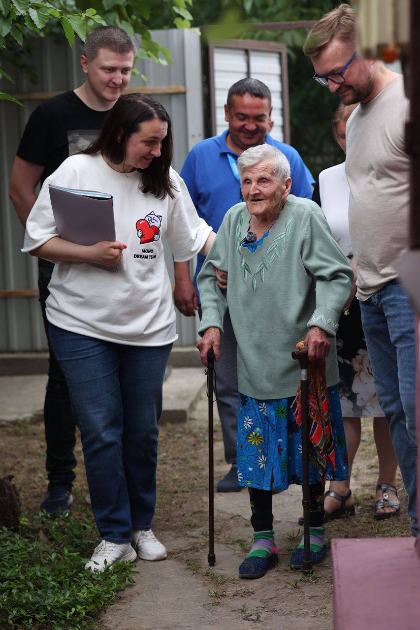 98-year-old grandma flees occupation, receives new home from Monobank