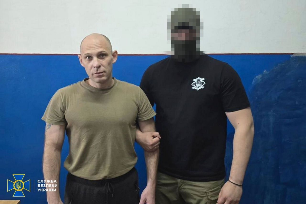Ukraine captures a Russian soldier torturing and executing prisoners