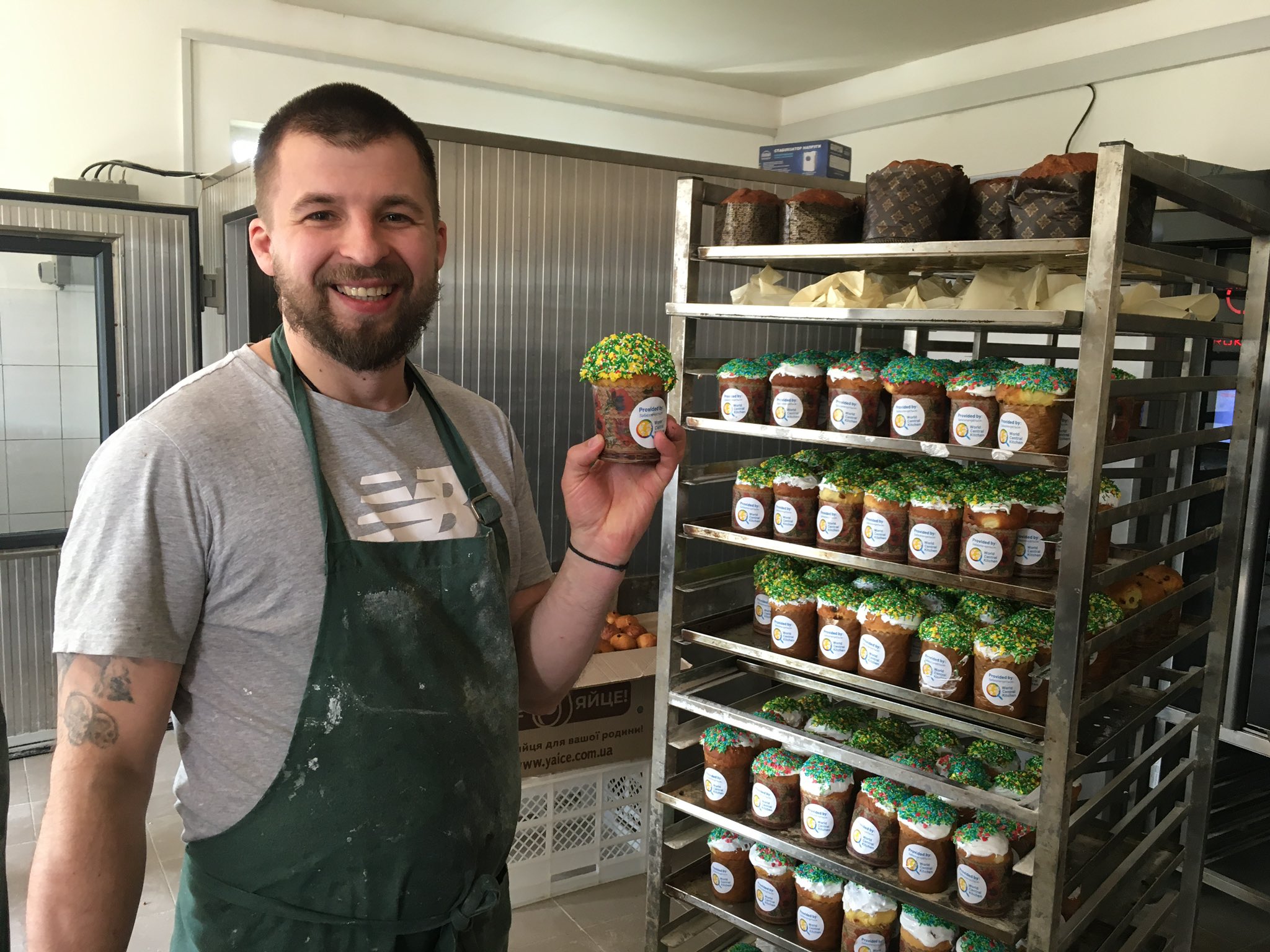 Ukrainian baker Igor bakes Easter treats for shelters amid bombings