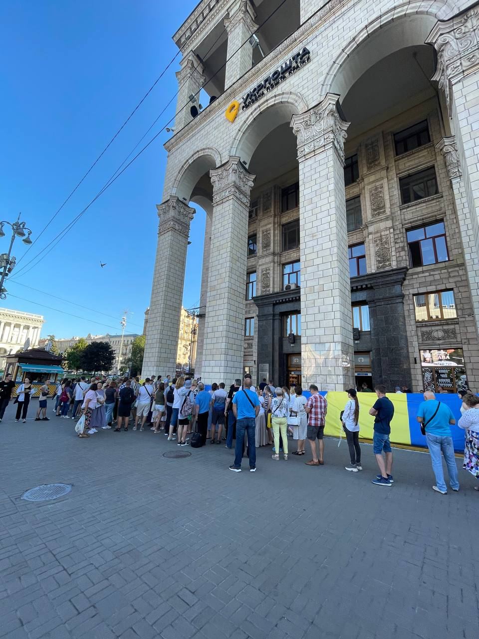 Ukrainians queue for new special stamp “Good evening, we are from Ukraine!”