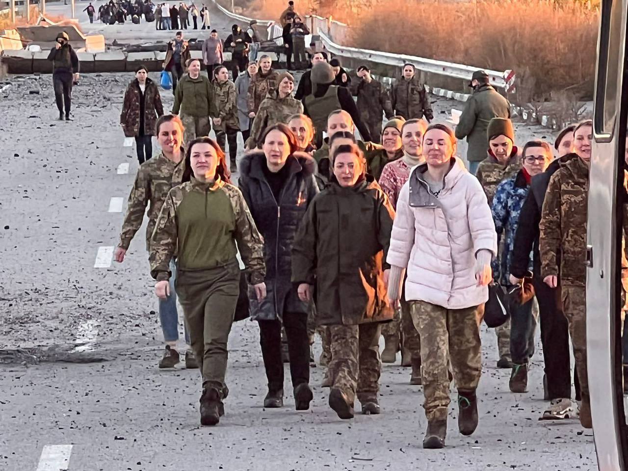 Ukrainian women returned from Russian captivity in large prisoner exchange