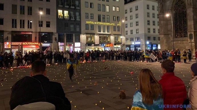 1000 Candles Lit on Stephansplatz for Ukraine