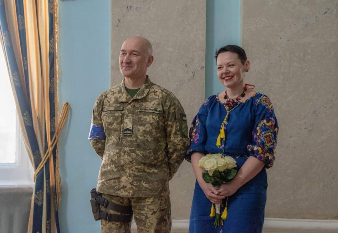 Ukrainian couple marries with army chief as witness