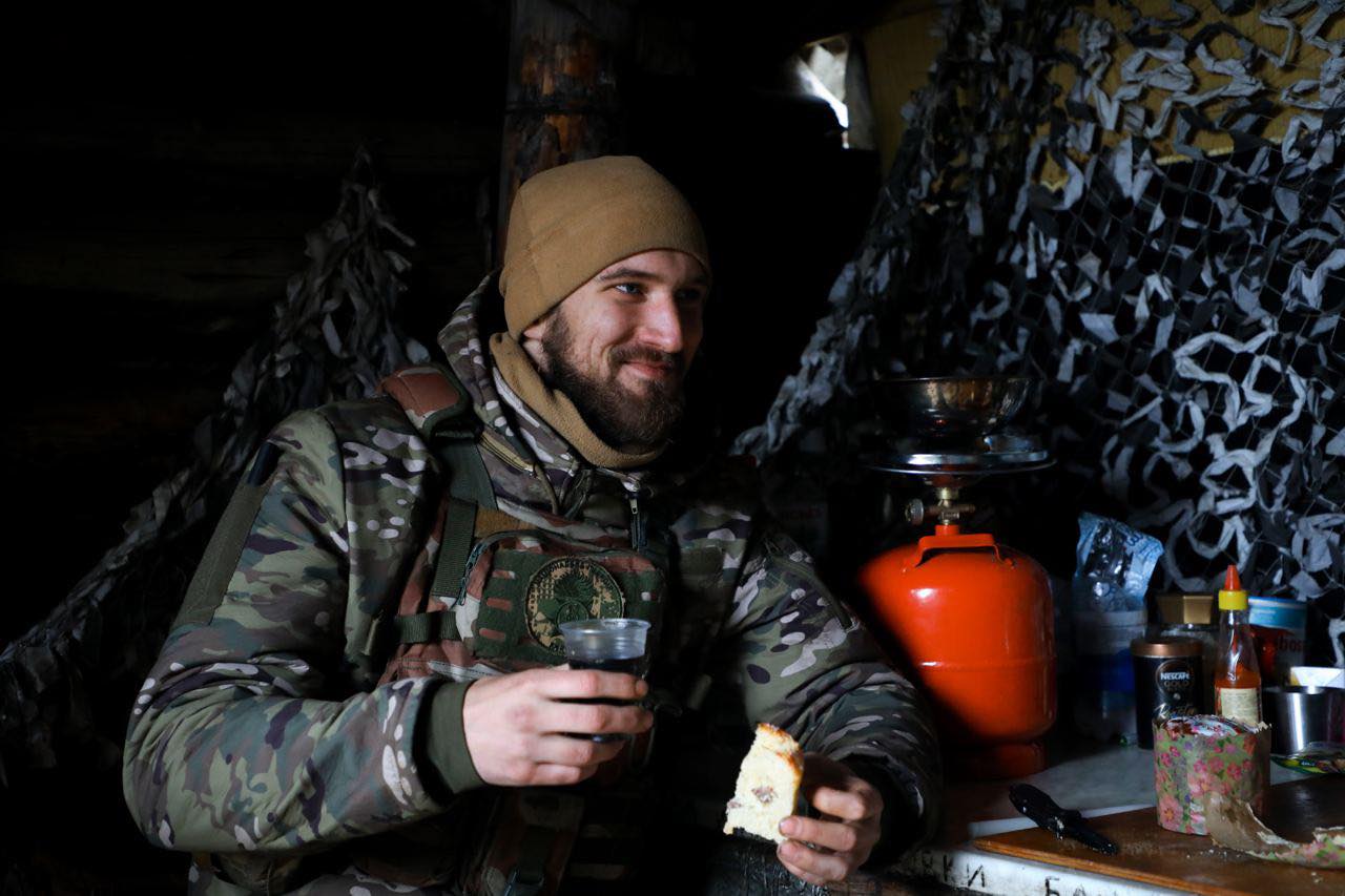 Ukrainian soldiers on front lines celebrate Easter with support from home