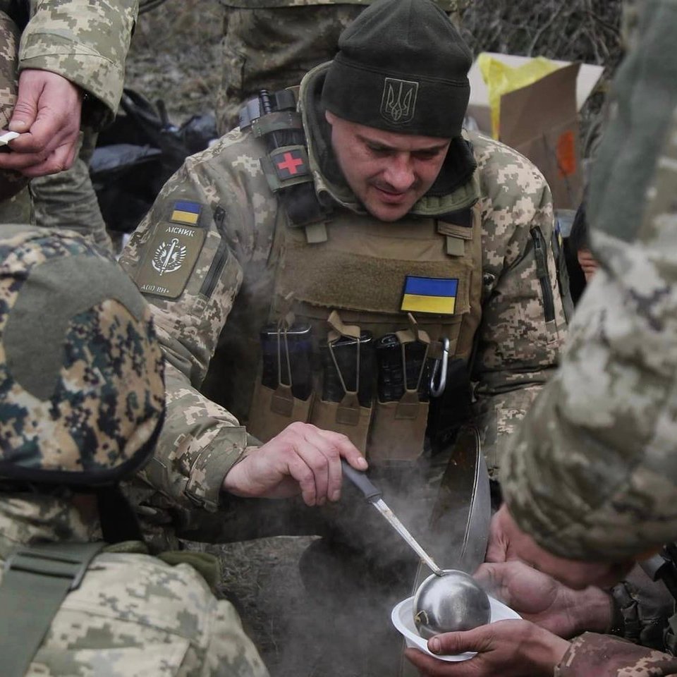 Ukrainian military cooks serve comfort food on the frontline