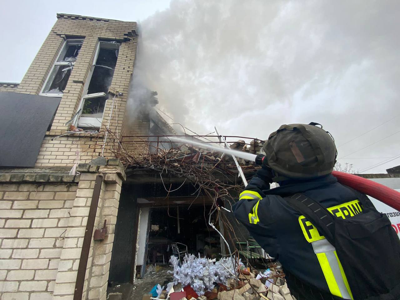 Russia shells Kherson, kills civilians; Ukraine needs air defense.