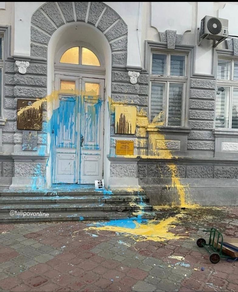 Occupation administration building in Yevpatoria painted Ukrainian colors
