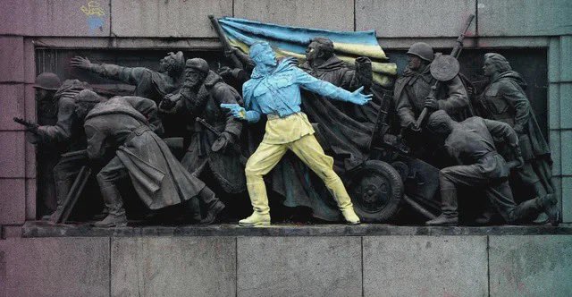 Thanking bookstore owner for supporting Ukraine and Ukrainian culture