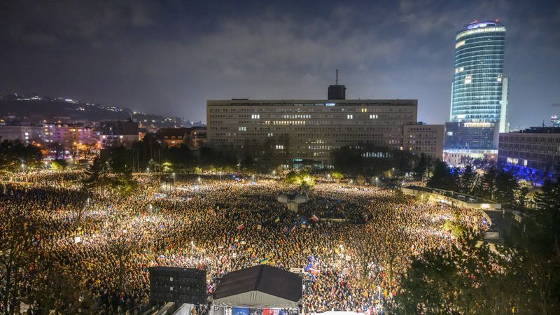 100k Slovaks Protest Pro-Russian PM Fico, Demand Resignation