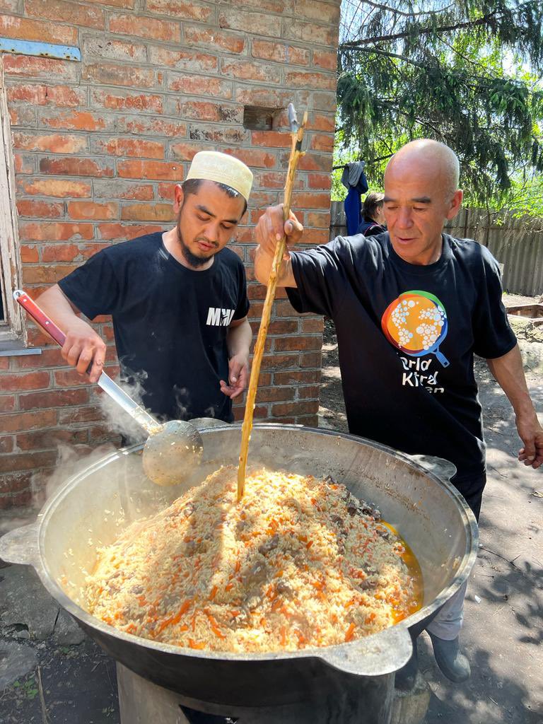 Sardor bravely feeds hundreds daily despite ongoing attacks