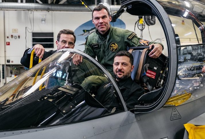 Zelenskyy to arrive at base for fighter handover