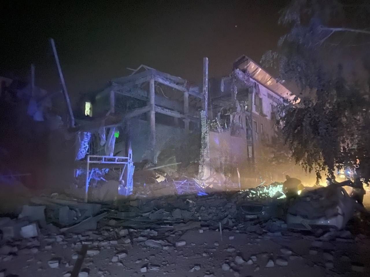 Russia strikes hotel with civilians and journalists, catastrophic damage