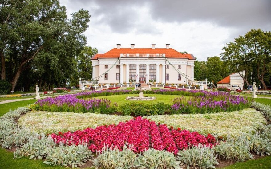 Pakruojis Manor Refuses Entry to Russian Tourists Amid Visa Ban Calls