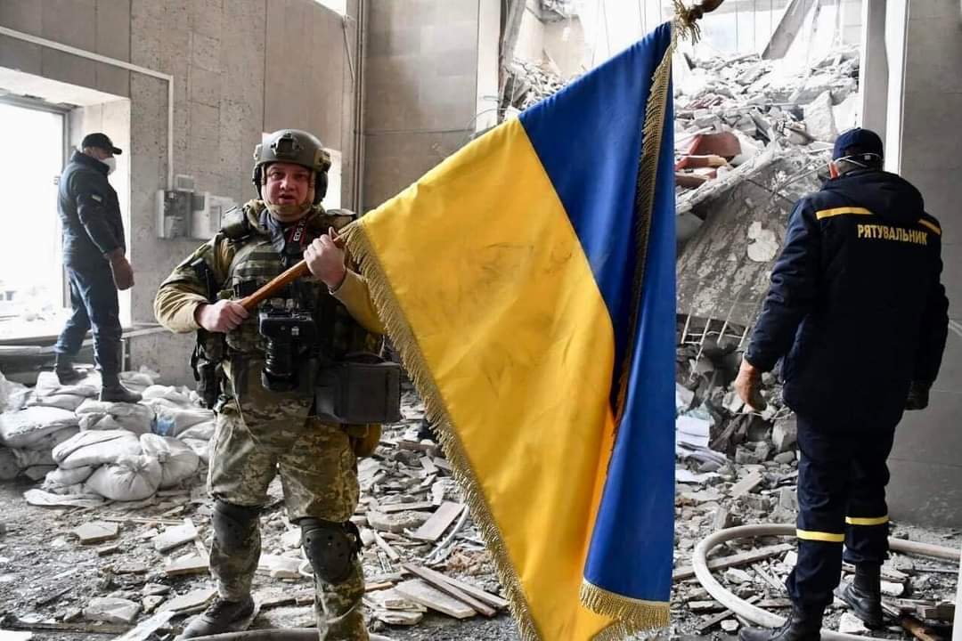 Ukrainian flag undamaged after rocket attack on Mykolaiv building