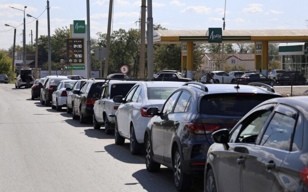 Ukraine strikes 21 Russian refineries, causing petrol price surge and rationing.
