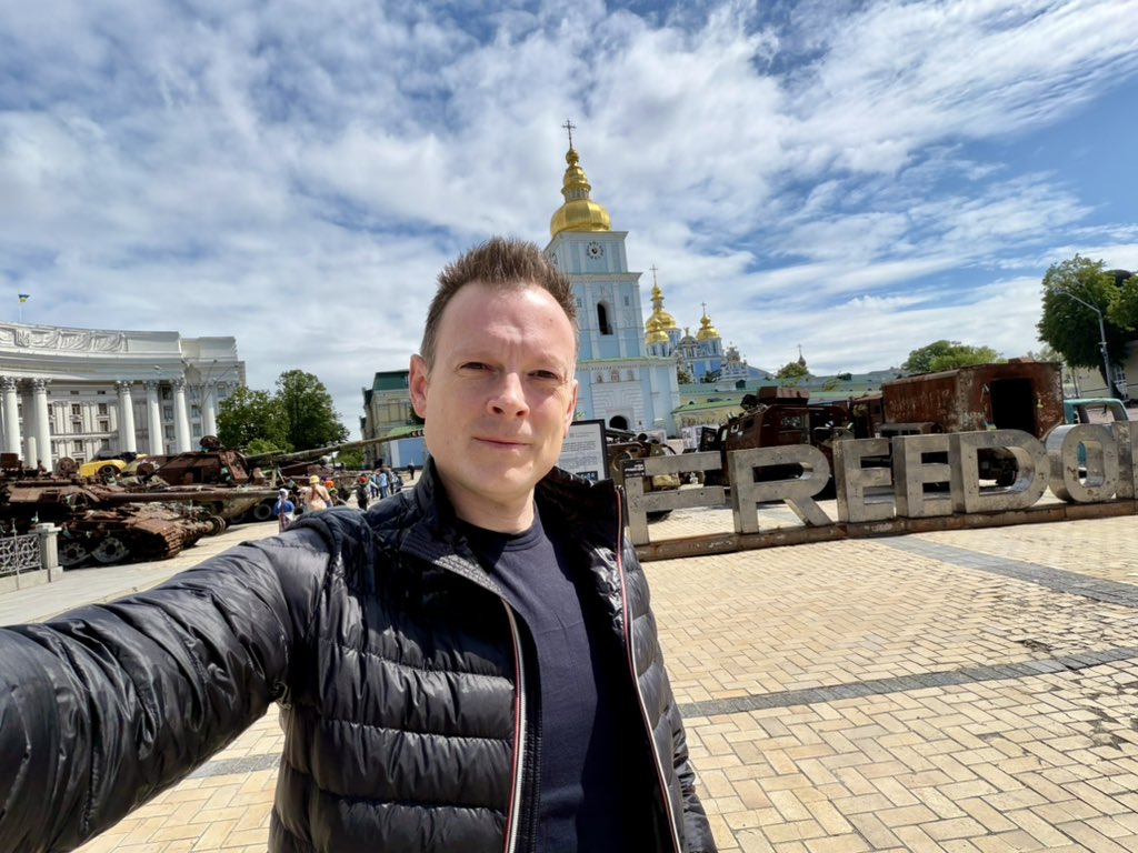 Visit to exhibition honoring foreign volunteers in Ukraine