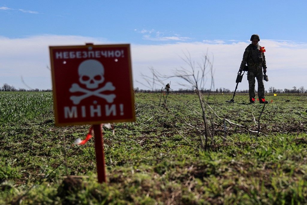 Ukrainian sappers demining Kherson, 174,000 sq km contaminated.