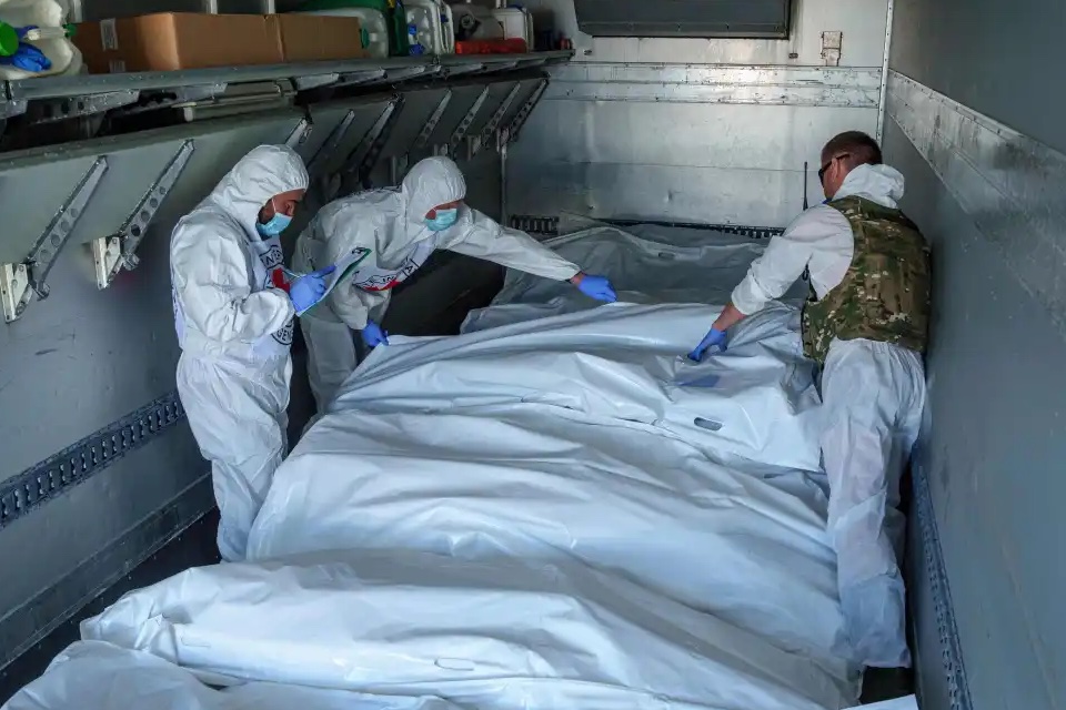 Russia tortures and kills Ukrainian POWs, covers up evidence