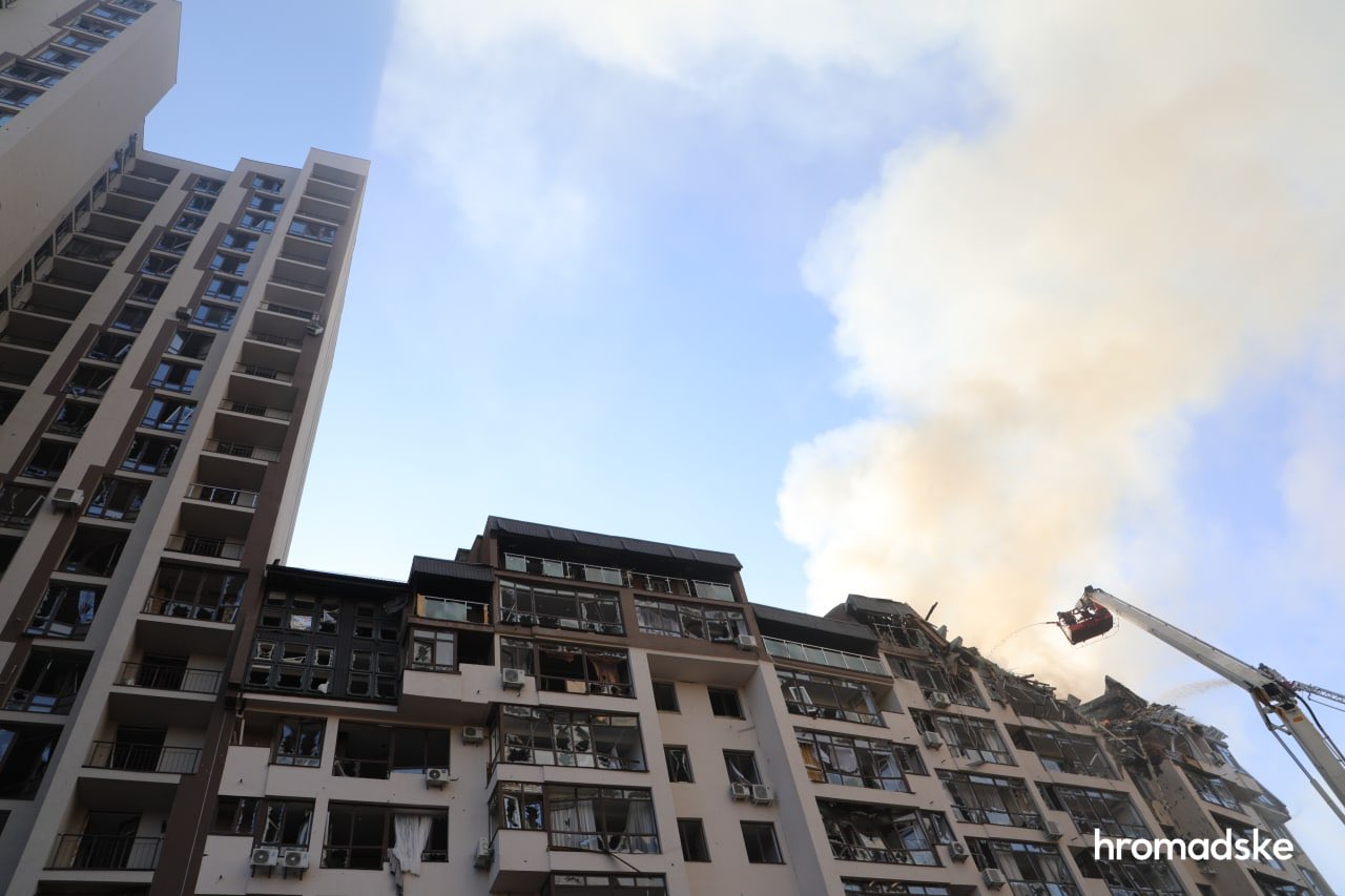 Sunday morning air strike targets apartment building in Kyiv