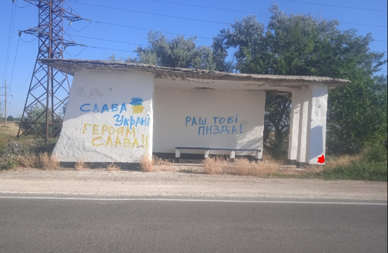 Pro-Ukrainian graffiti in occupied Crimea bus stop