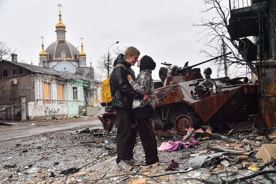 Love in the middle of destruction in Mariupol