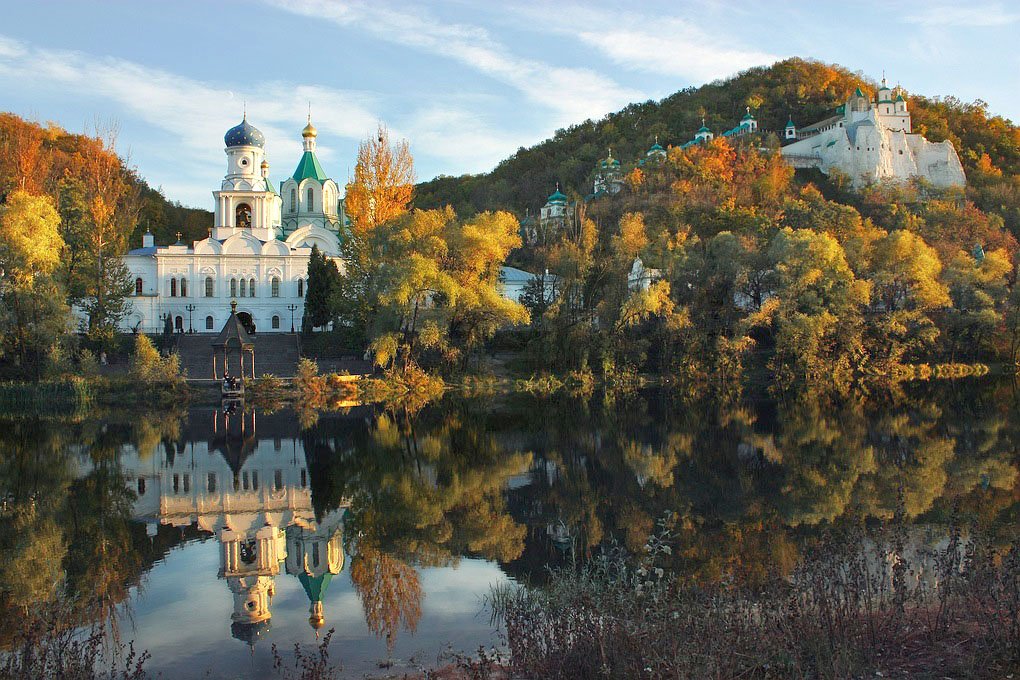 Russian airstrike destroys Sviatohirsk Lavra in Donetsk Oblast