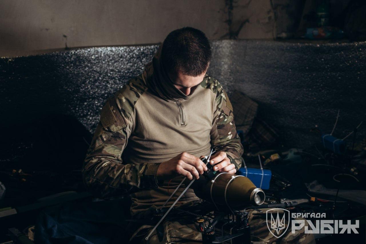 Rubizh Brigade soldiers preparing munitions for Russian occupiers