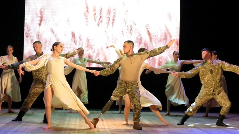 Ukrainian soldier dances on prosthetic leg with folk ensemble after losing limb