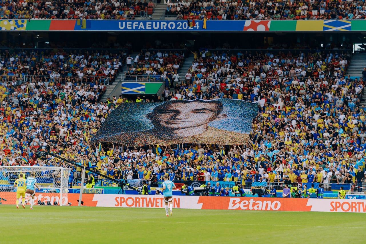 Fans honor fallen Azovstal defender Nazarii Hryntsevych at Stuttgart stadium