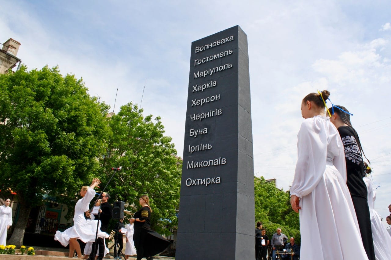 Kamianets-Podilskyi unveils ‘Hero City’ stele honoring citizens’ bravery and sacrifice