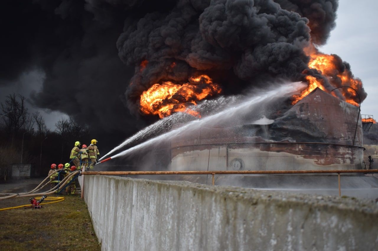Missile strike destroys oil depot in Rivne Oblast, fire continues