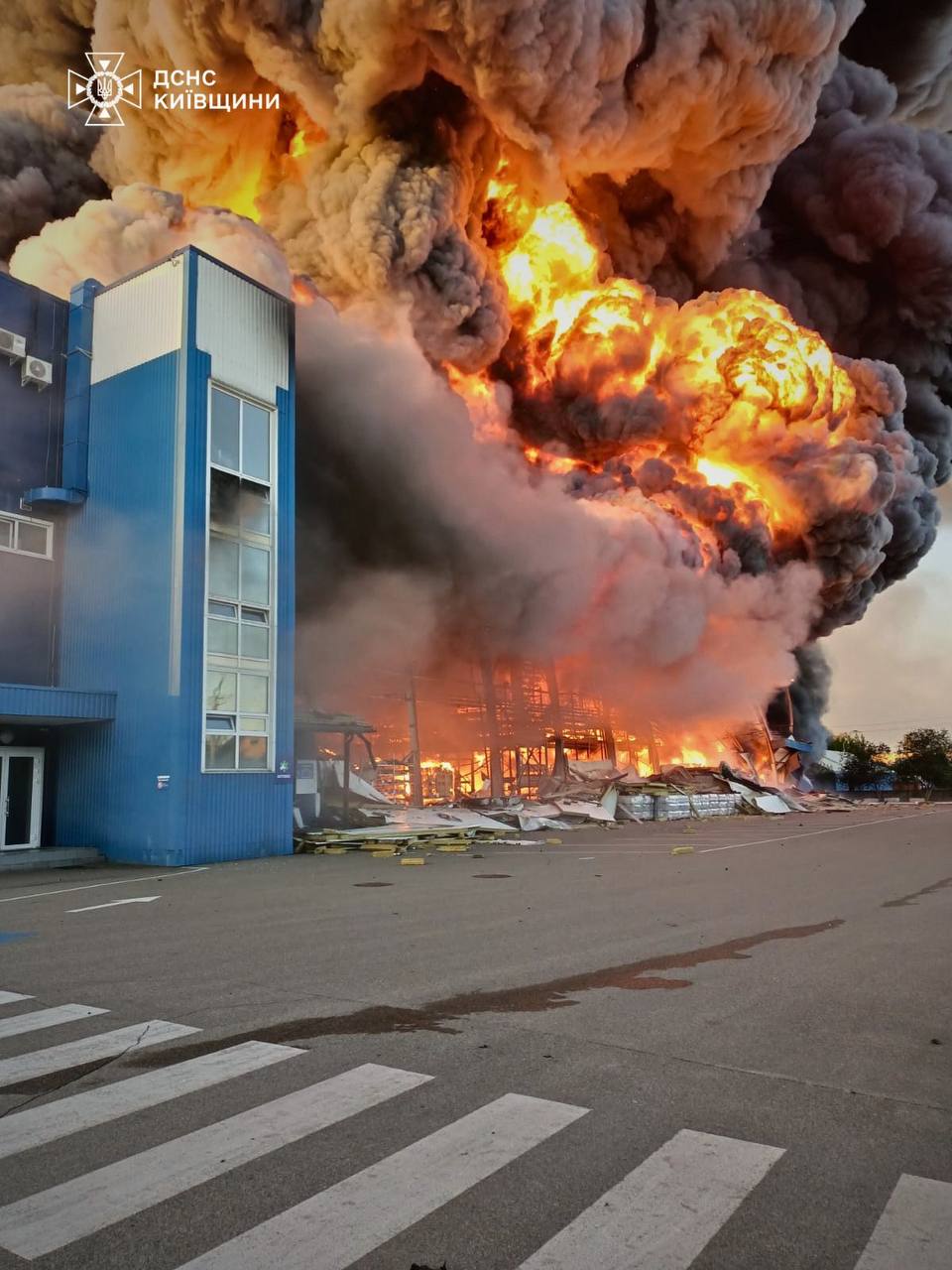 Warehouse on fire in Chaiky after Russian attack, GeoConfirmed reports